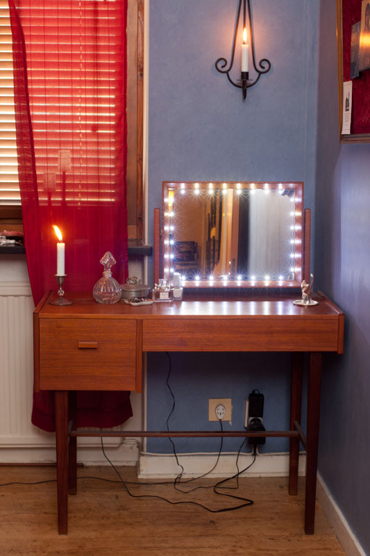 Sminkbord med lysdiodbelyst spegel